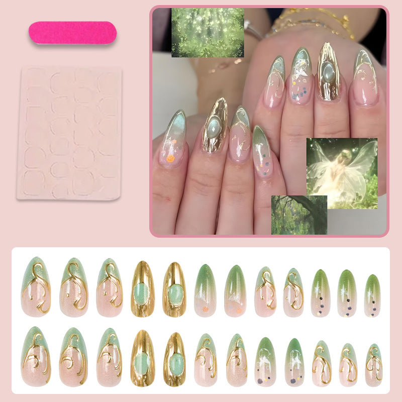 Kunstnagelset mit eleganten Goldakzenten und floralen Designs Brehn