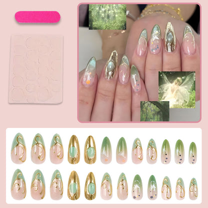 Kunstnagelset mit eleganten Goldakzenten und floralen Designs Brehn