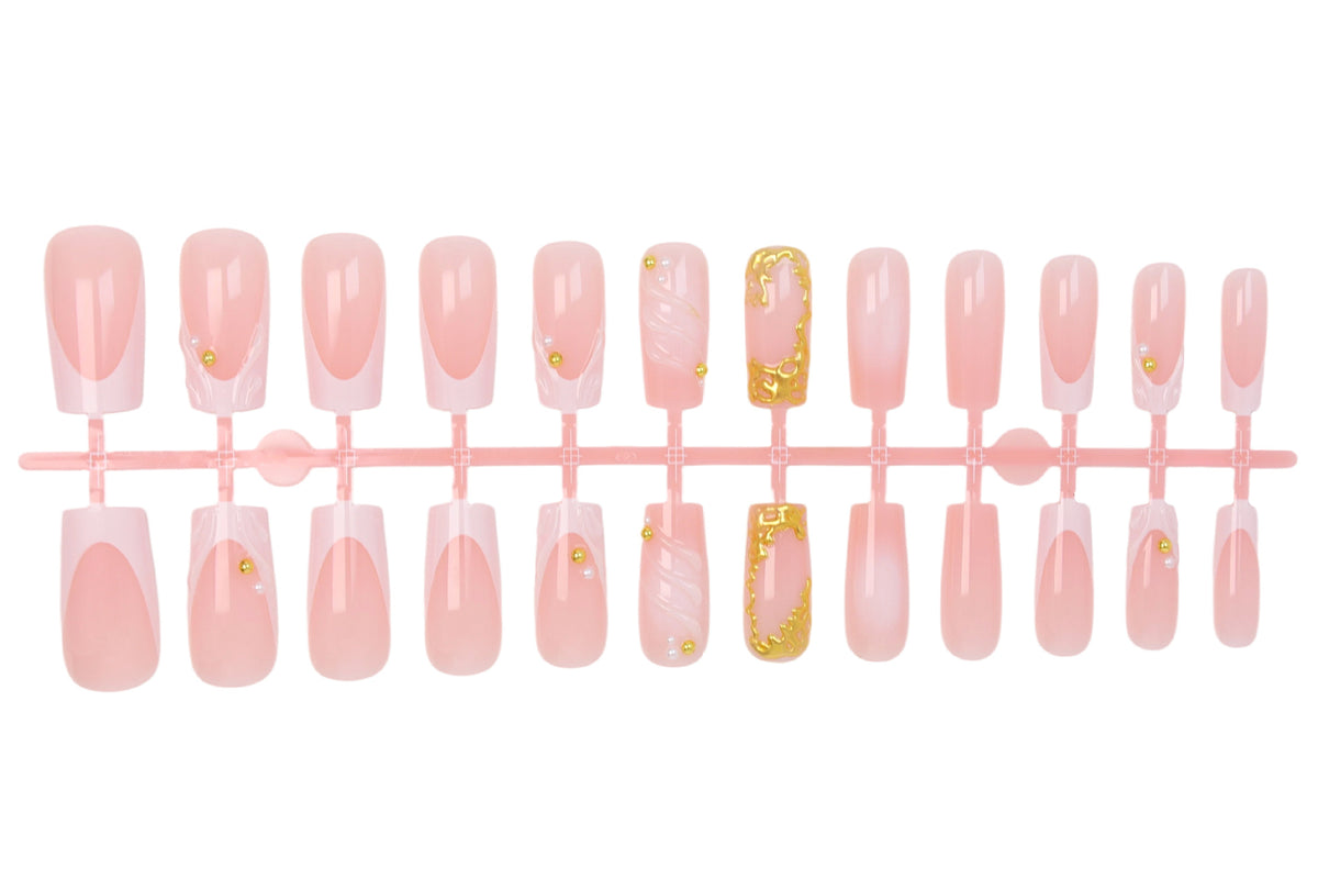 Kunstnagelset mit eleganten Goldakzenten Brehn