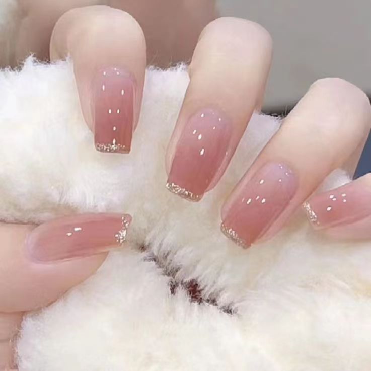 Kunstvolle Nagelkunst mit Schmetterlings- und Perlendetails Brehn