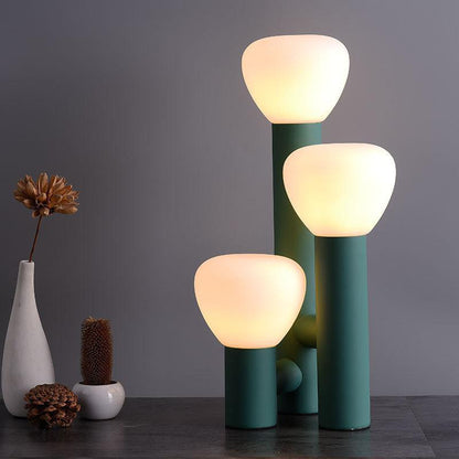 Moderne Stehlampe mit Dreibein