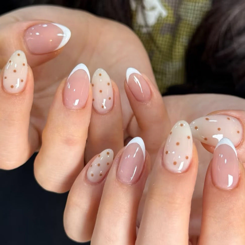Künstliche Nagelkunst mit verspielten Punkten und Schleifen Brehn