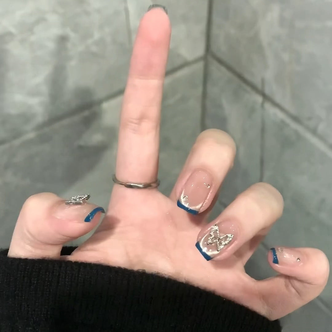 Kunstnägel mit Trendigen Französischen Spitzen und Dekorativen Glitzerakzenten Brehn