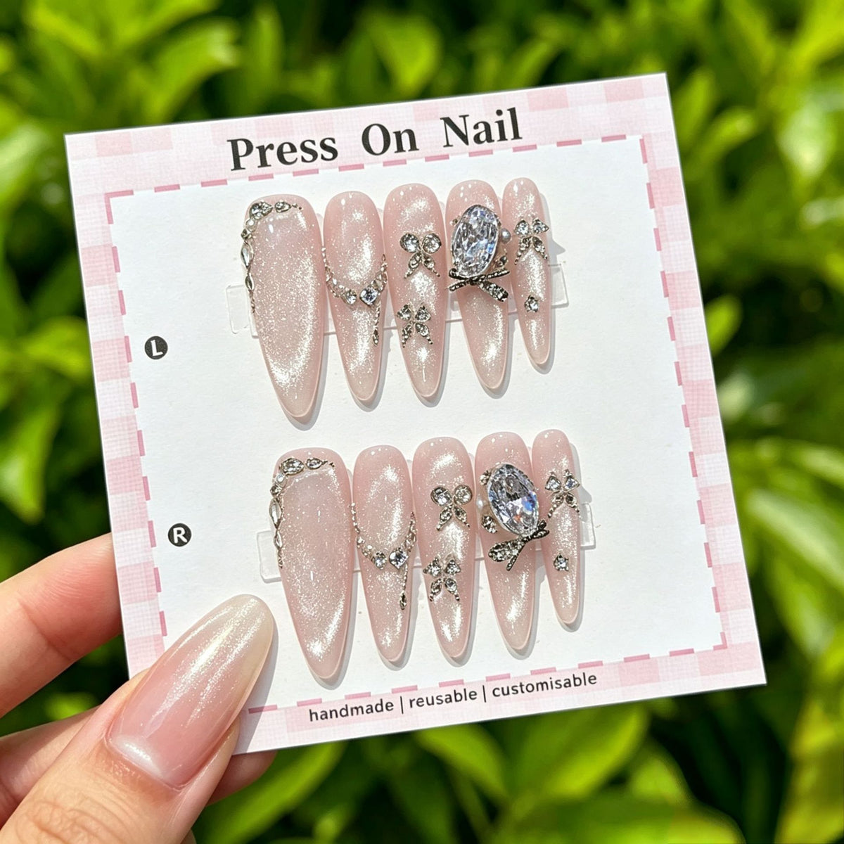Künstlerisches Press-On Nagelset mit floralen und gemusterten Designs