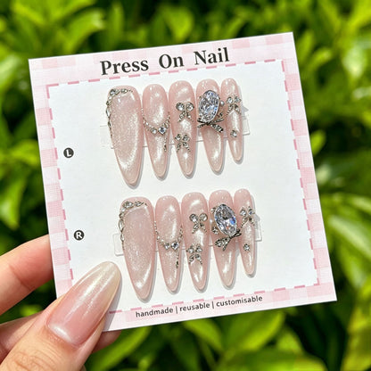 Künstlerisches Press-On Nagelset mit floralen und gemusterten Designs