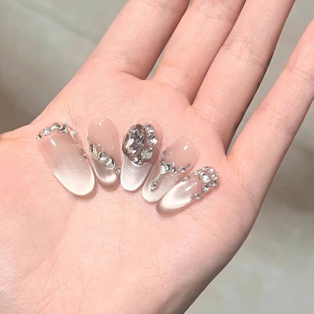 Elegante, mit Kristallen verzierte Press-On-Nagelverlängerungen Brehn