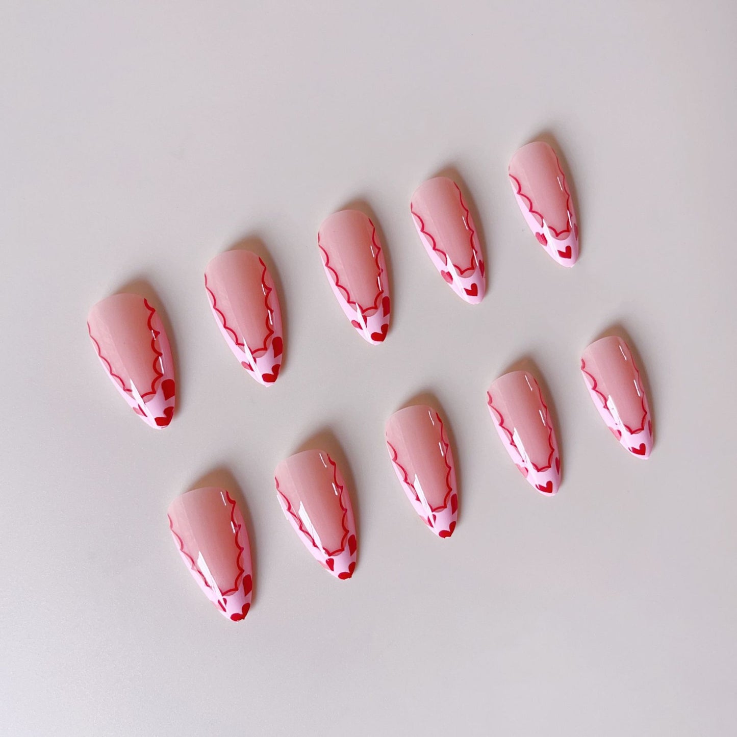 Kunstnagelset mit eleganten Herzspitzen und kreativen Akzenten Brehn