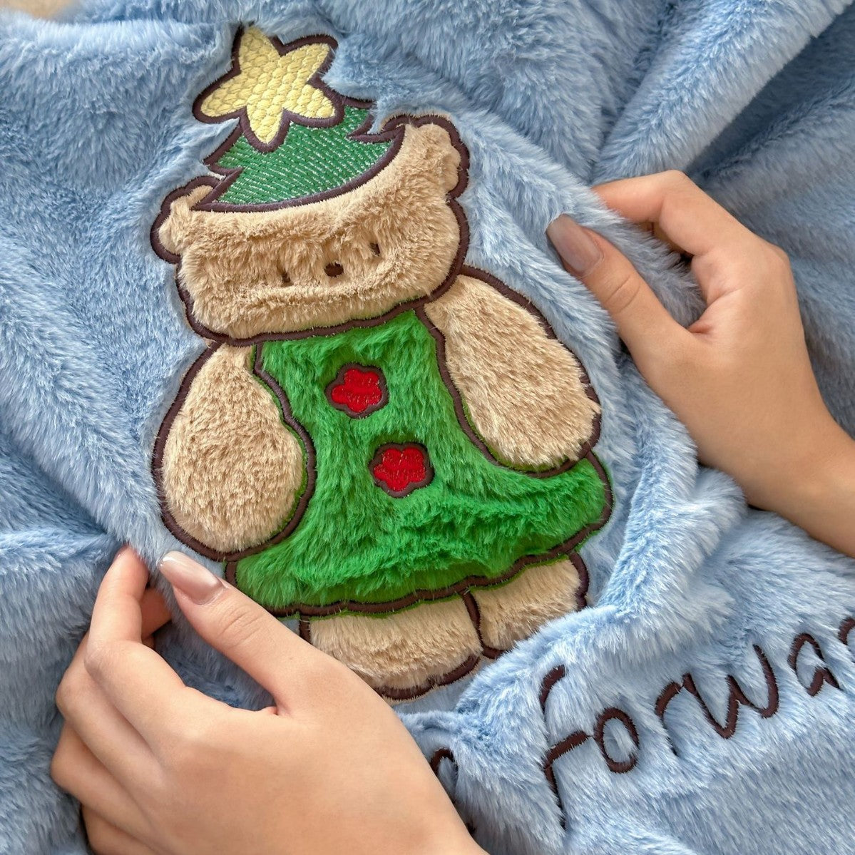 Kuschelige Wendbare Bettwäsche-Garnitur aus Plüsch mit bunten Punkten und Pompon-Ecken
