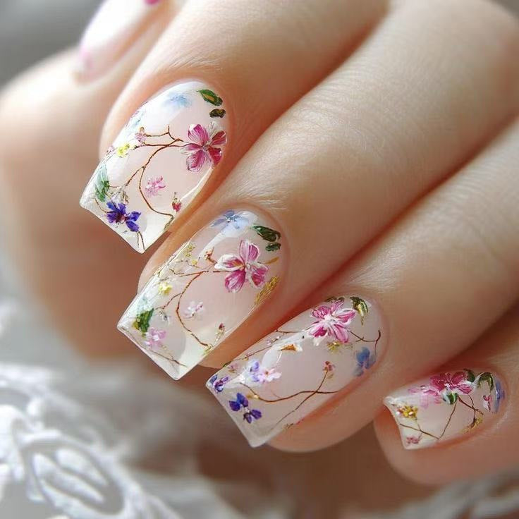 Kunstnagelset mit floralen Akzenten und transparentem Glanz Brehn