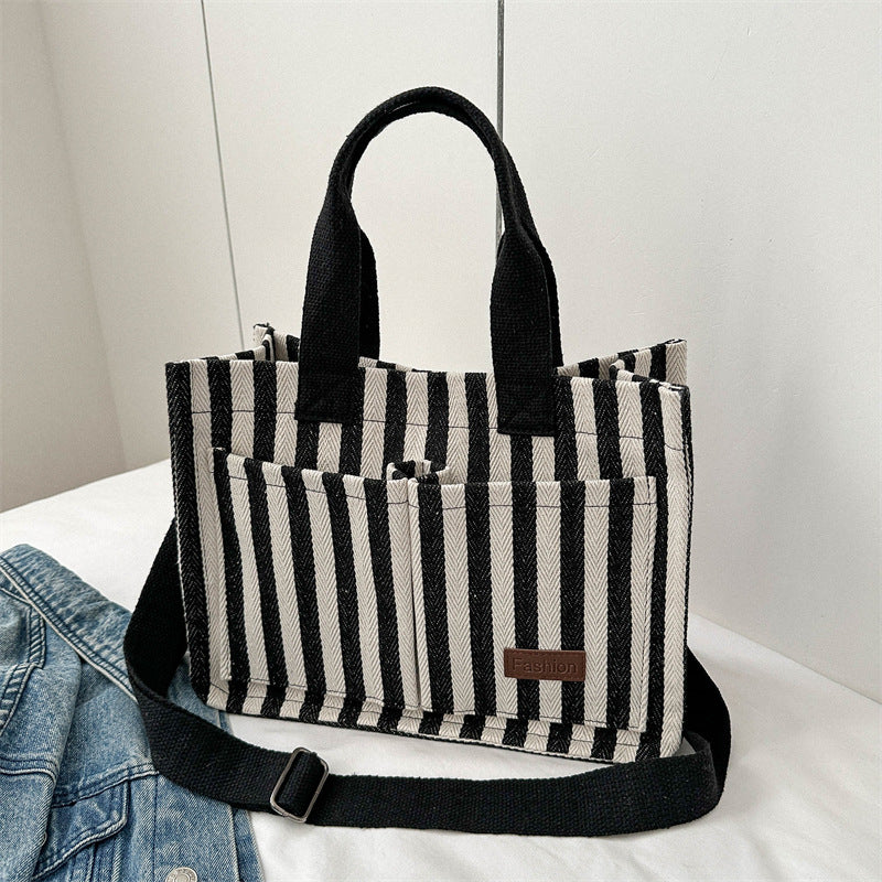 Stylische gestreifte Stofftasche