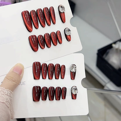 Glänzendes Stiletto Press-On Nagelset mit dekorativen Edelsteinen Brehn