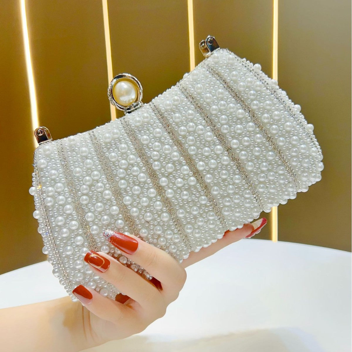 Perlenbesetzte Abend-Clutch