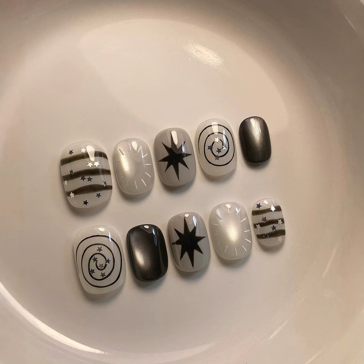 Künstlerisches Press-On-Nagelkunst-Set mit himmlischen Designs