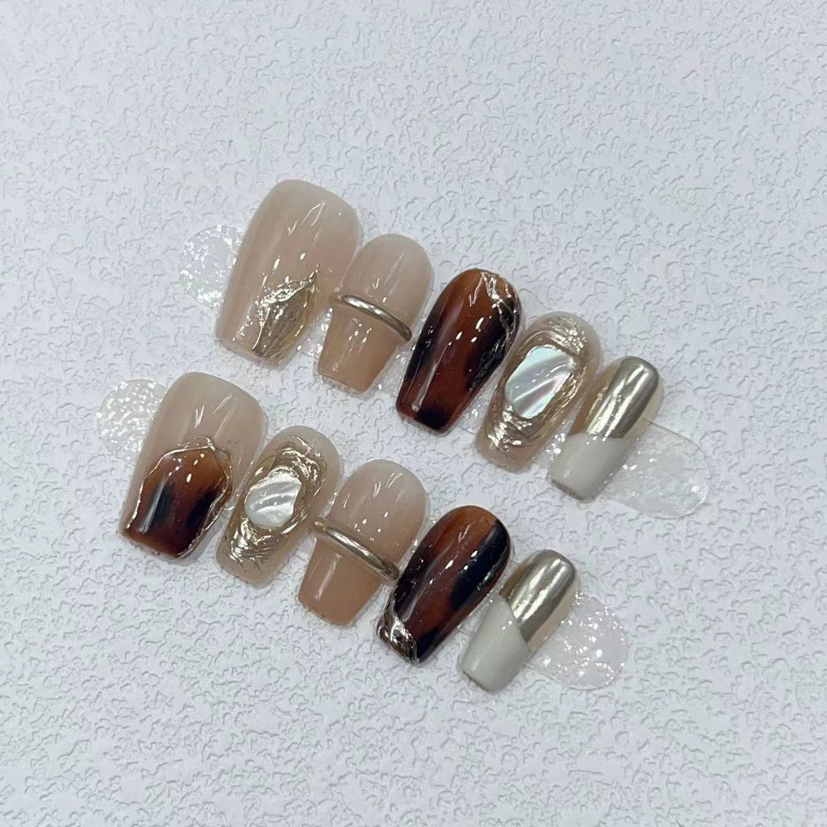 Elegantes Nagelkunstset mit einzigartigen Marmor- und Metallicelementen Brehn