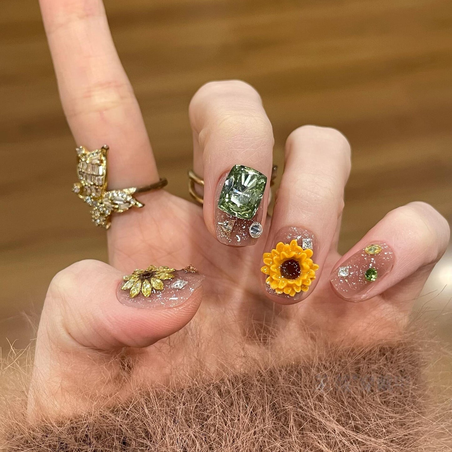 Kunstnägel mit Funkelnden Applikationen und Floralen Designs Brehn