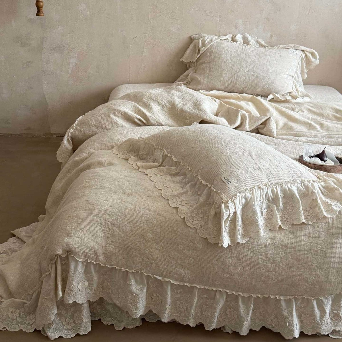 Vintage-inspirierte Rüschen-Bettwäschegarnitur aus Baumwoll‑Musselin mit feiner Blumenstickerei