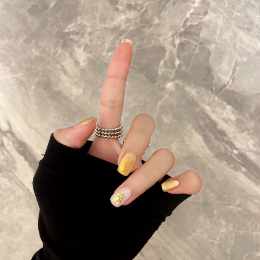 Elegantes Press-On-Nail-Art-Set mit goldenen Akzenten