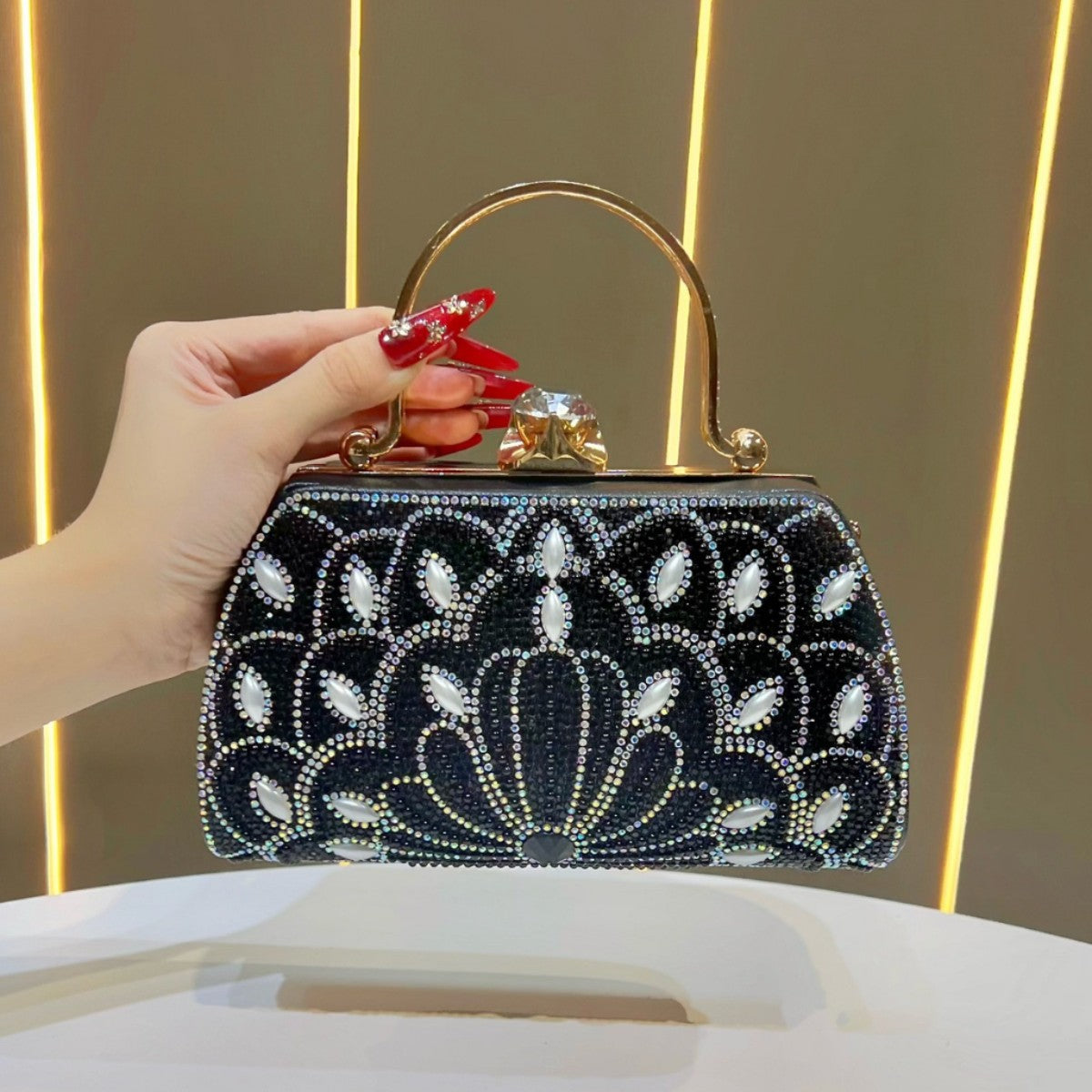 Verzierte, mit Kristallen besetzte Handtasche