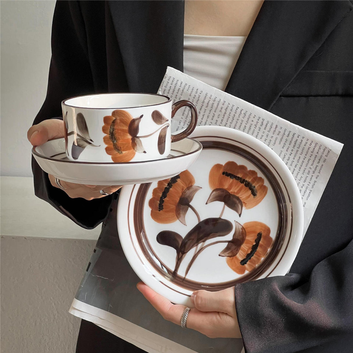 Porzellan-Cappuccino-Set mit botanischer Pinselmalerei und eleganter Randverzierung