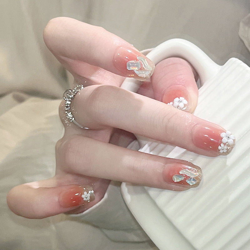 Kunstnagelset mit floralen 3D-Verzierungen und elegantem Glitzer Brehn