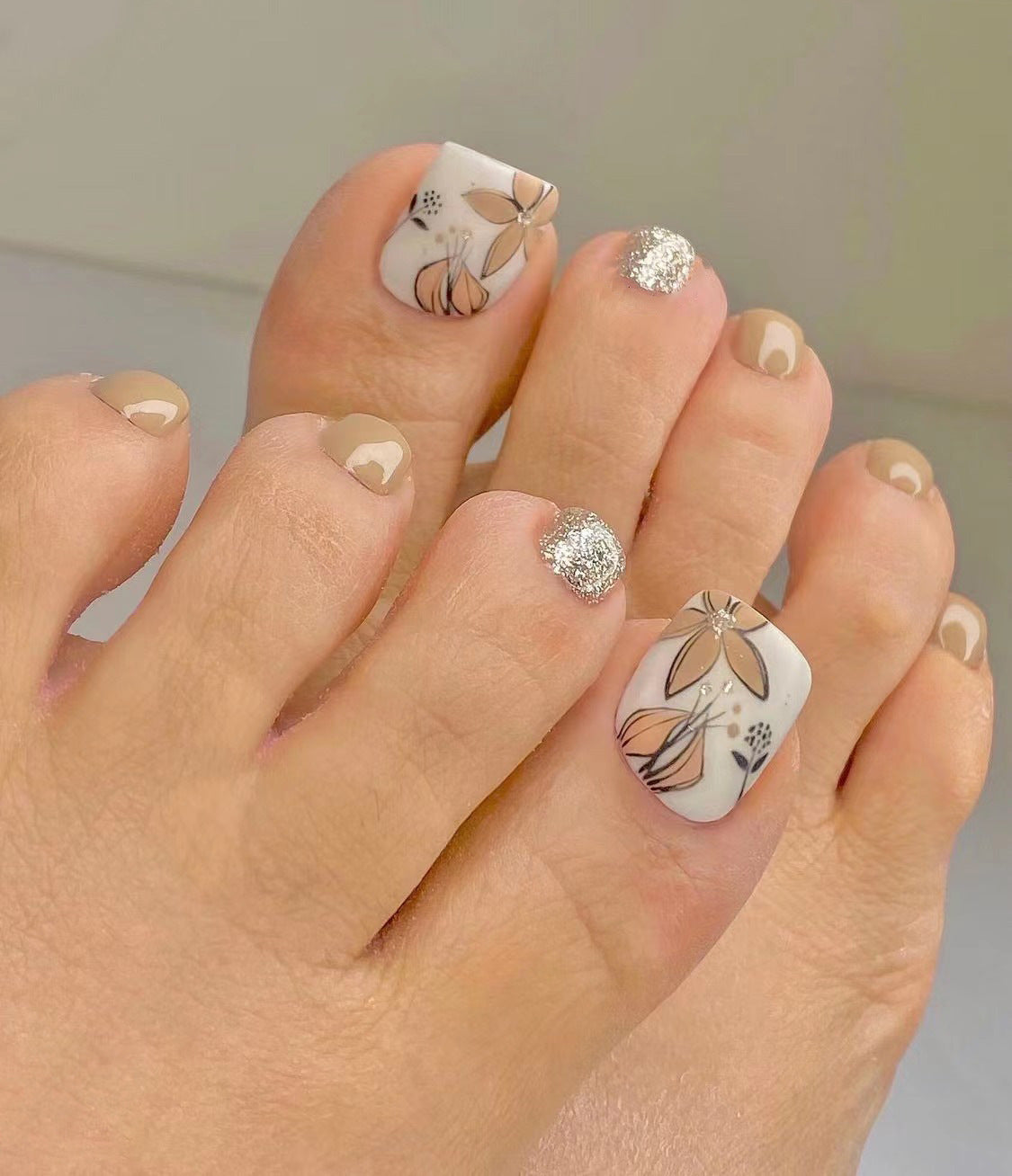 Kunstvolle Fußnagelgestaltung mit Göttlichem Schmetterlingsdesign Brehn
