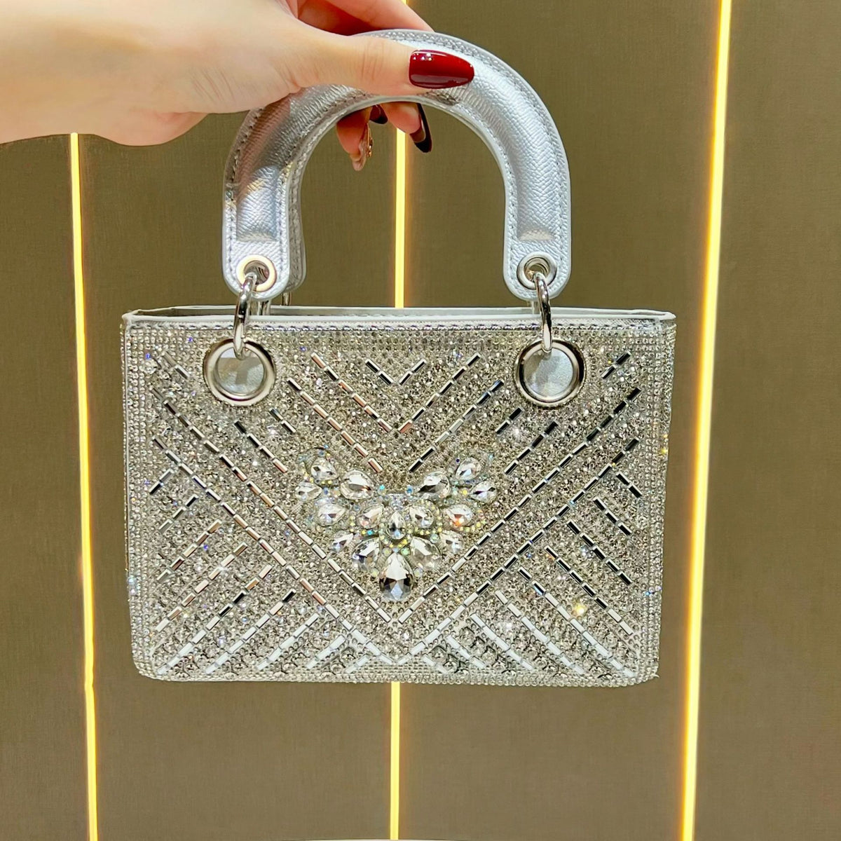 Aufwendige mit Kristallen verzierte Handtasche