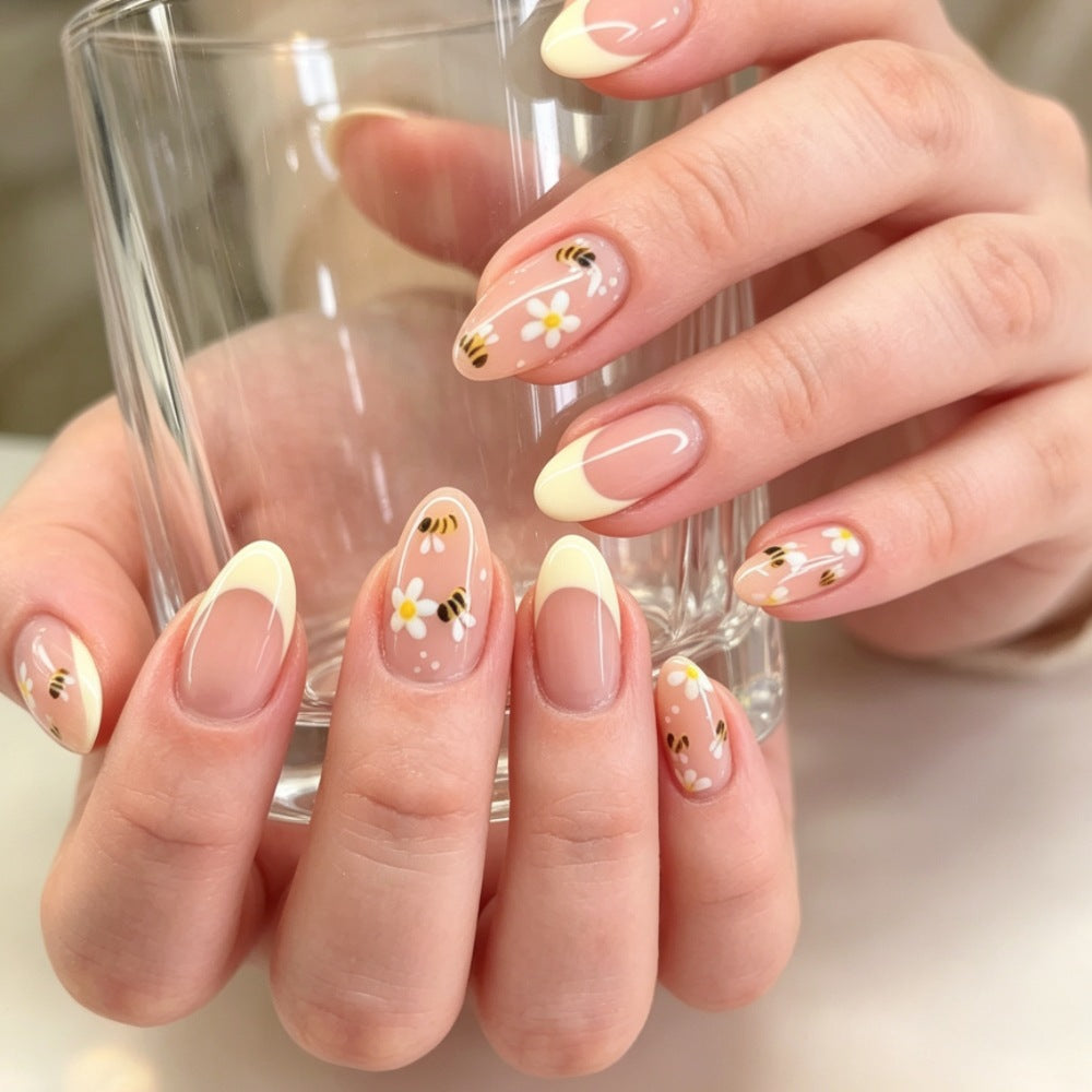 Kunstnägel mit Elegantem French-Tip und Floralen Akzenten Brehn