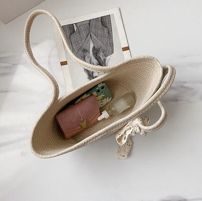 Handgefertigte Basttasche mit Spitzenakzent Brehn