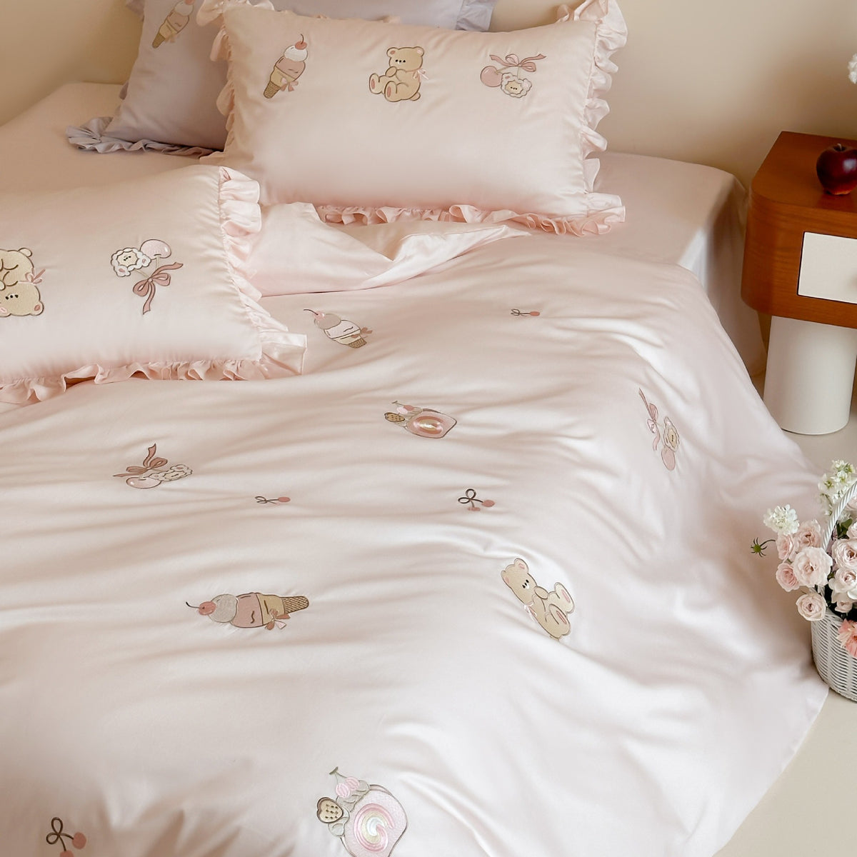 Rüschentiertes besticktes Baumwollsatin-Bettbezug-Set mit Teddy- und Eiscreme-Motiven