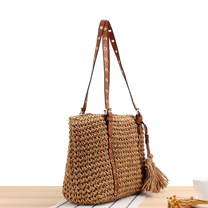 Elegante Strandtasche Aus Handgefertigtem Naturmaterial mit Lederakzenten Brehn