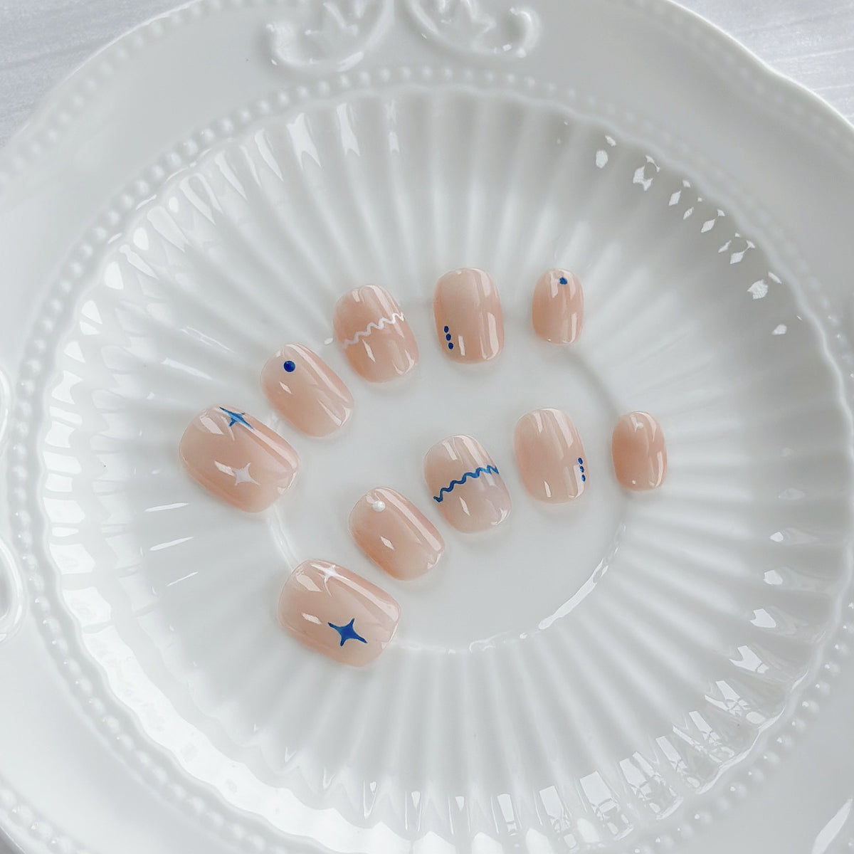 Künstlerisches Press-On Nagelset mit geometrischen Designs