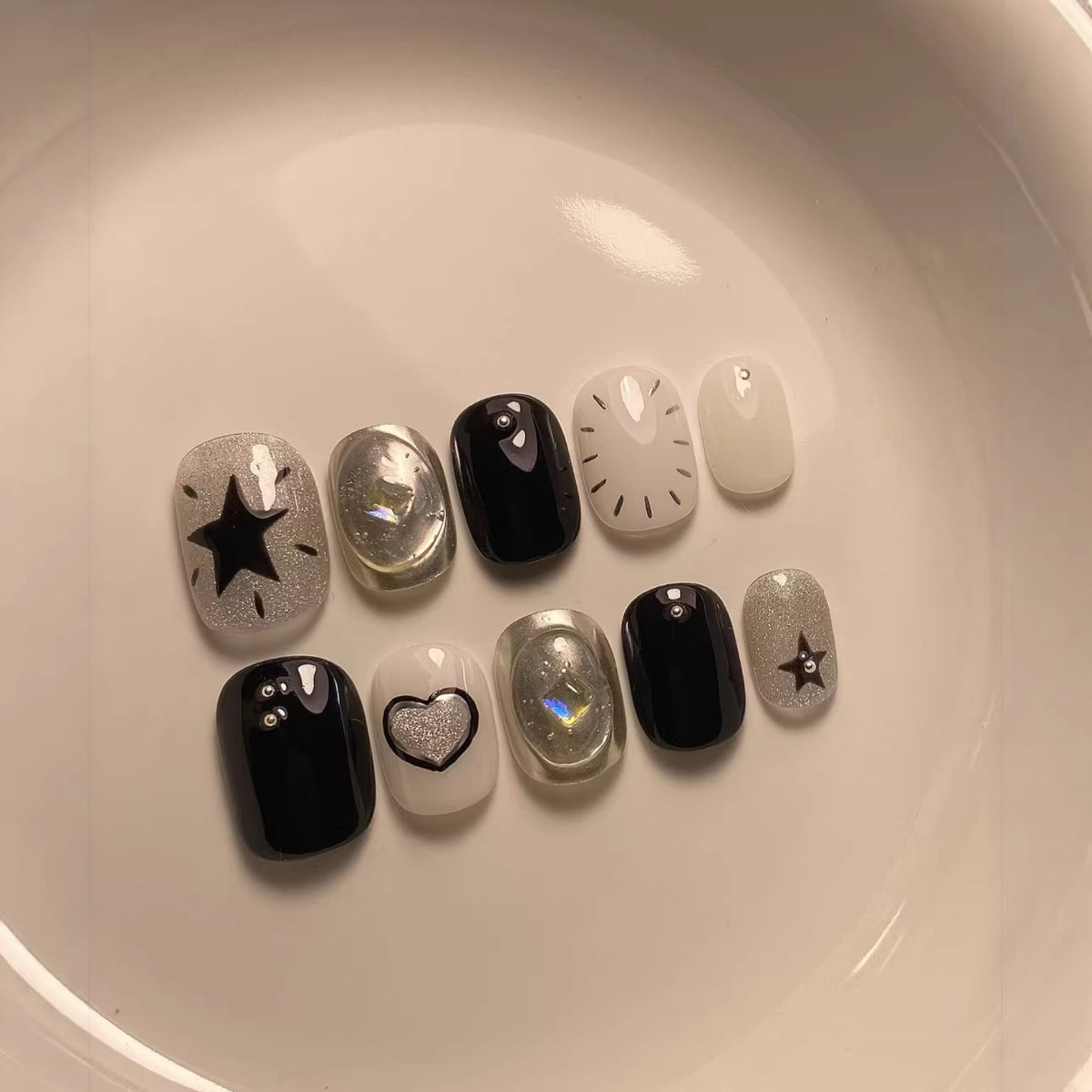 Künstlerisches Press-On Nagelkunst Set mit glamourösen Stern- und Herzdesigns