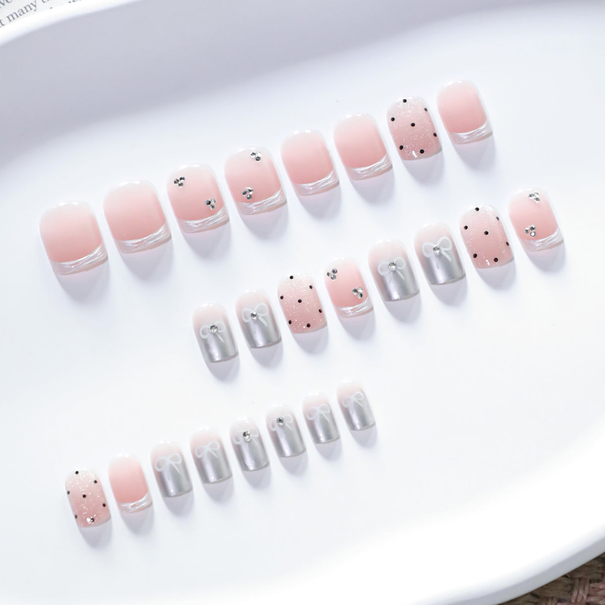 Kunstvolle Nagelkunst mit Schleifen- und Glitzerakzenten Brehn