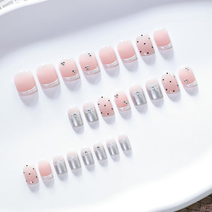 Kunstvolle Nagelkunst mit Schleifen- und Glitzerakzenten Brehn
