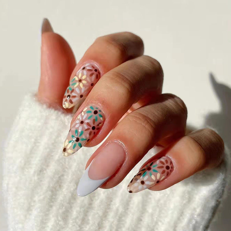 Kunstvolle Nägel mit floralem Design Brehn