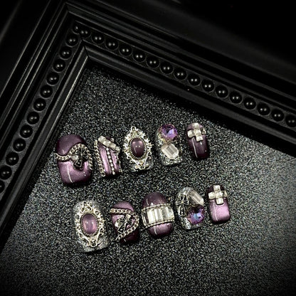 Elegantes, mit Edelsteinen verziertes Press-On-Nagelset