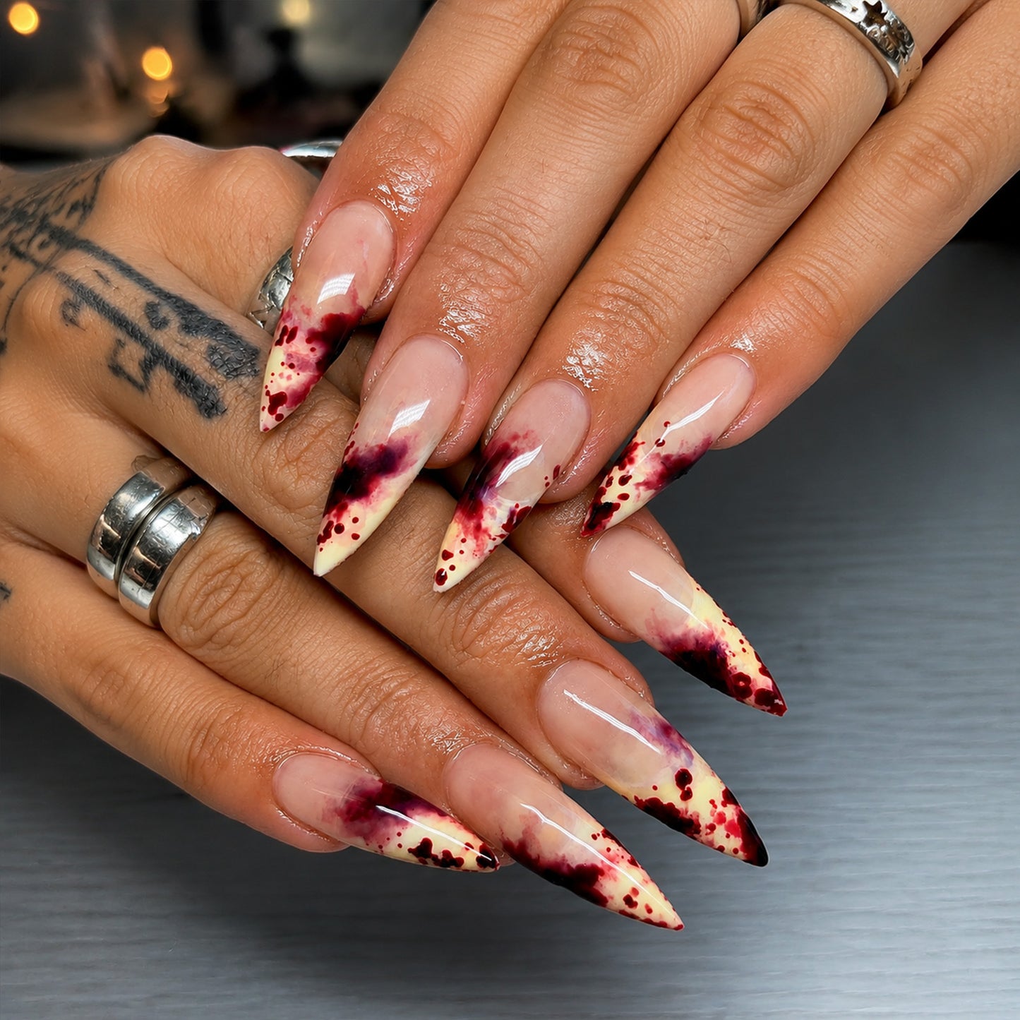 Künstlerisches Stiletto Press-On Nagelset mit tropfendem Design Brehn