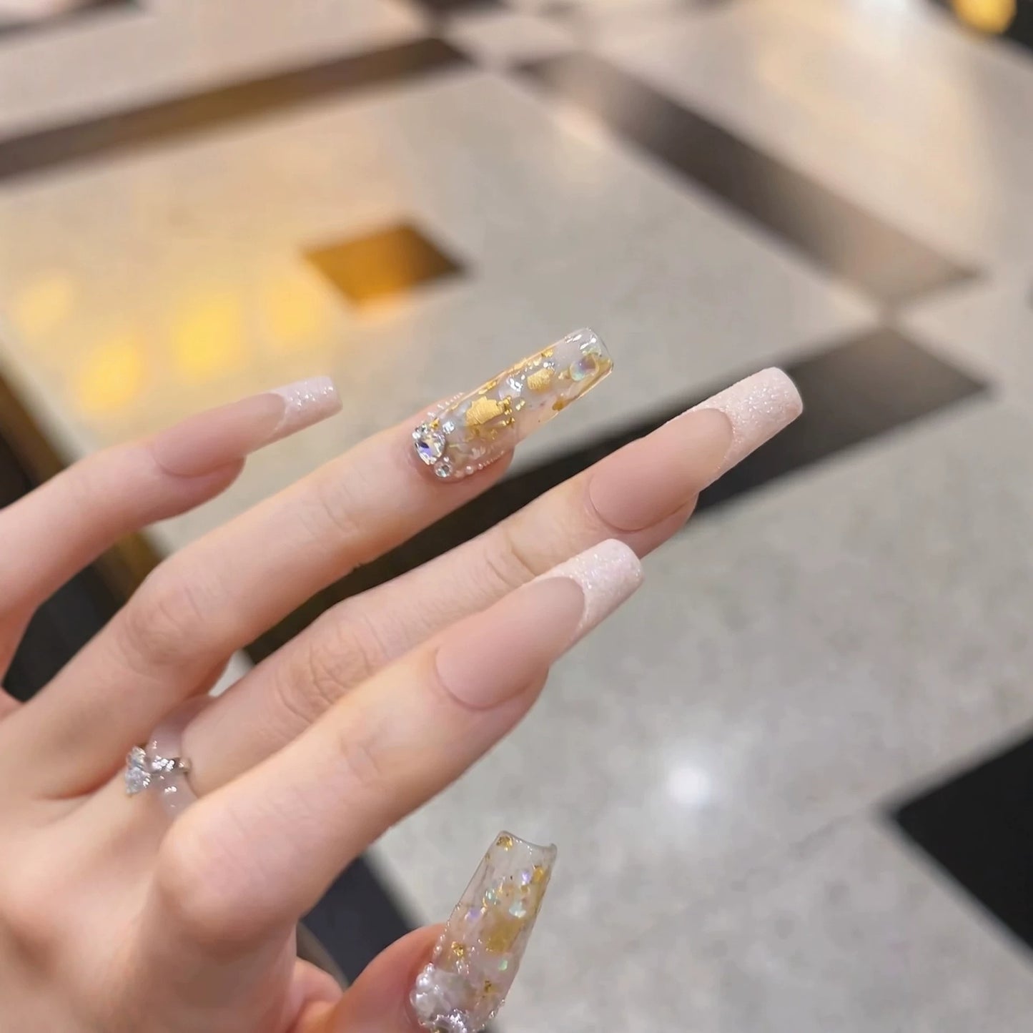 Luxuriöses dekoratives Press-On-Nagelset mit künstlerischen Elementen Brehn