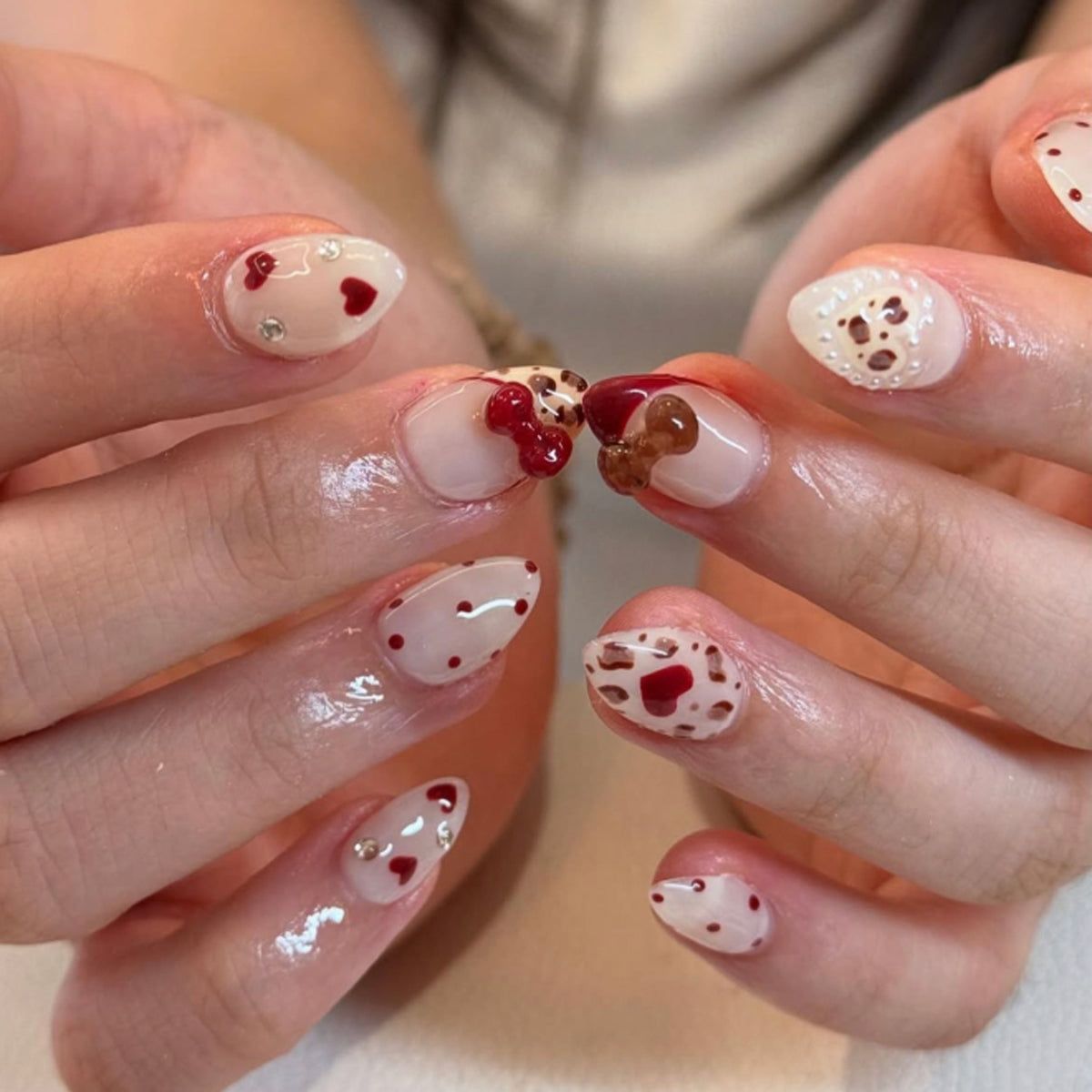 Künstliche Nagelkunst mit verspielten Punkten und Schleifen Brehn