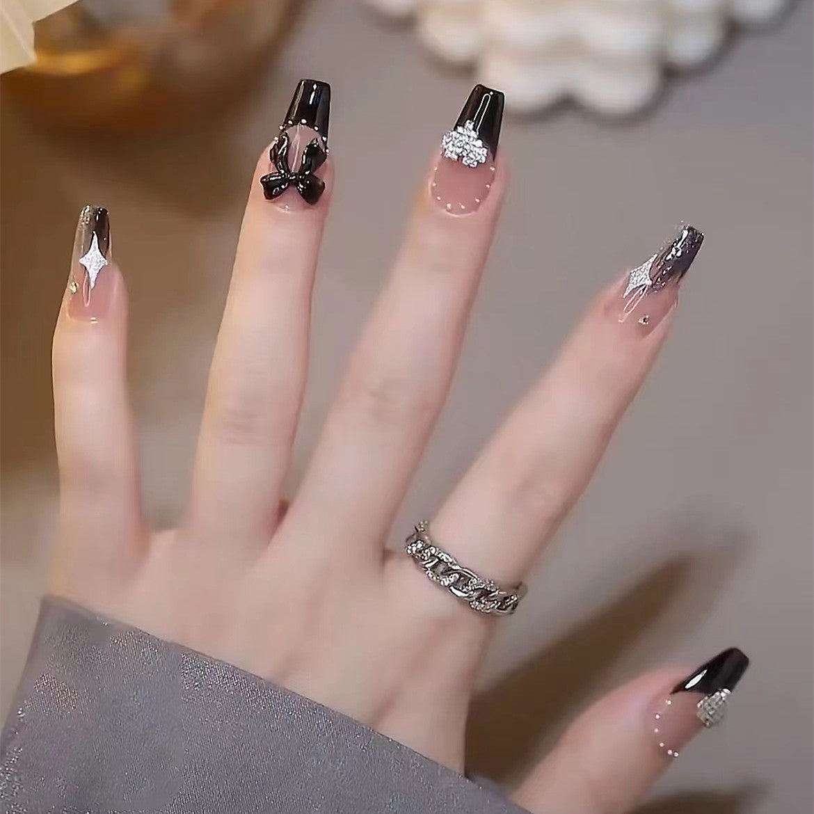 Stylisches Press-On-Nagelkunst-Set mit eleganten Akzenten