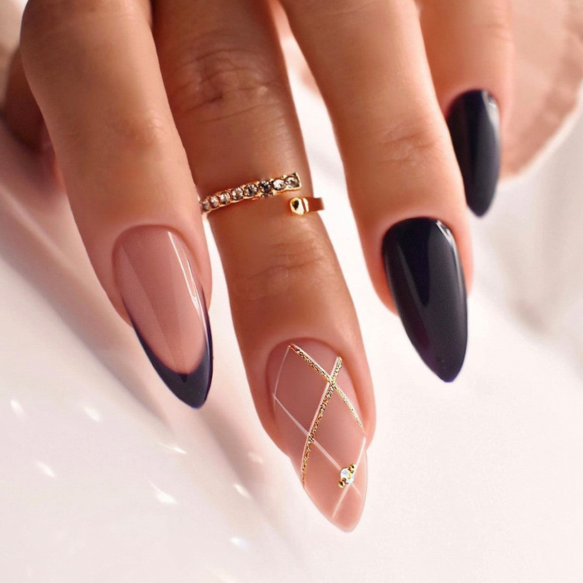 Kreatives Kunstnagelset mit Leopardenmuster und Glitzerakzenten Brehn