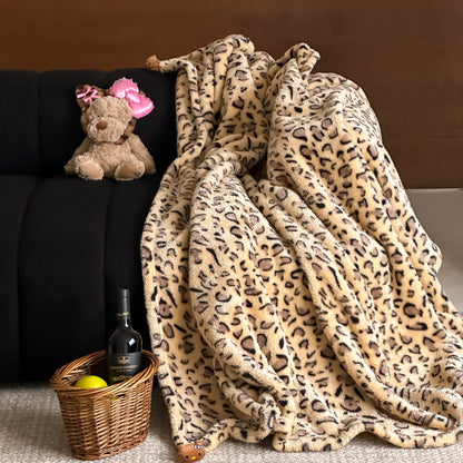 Kuschelige Wohndecke aus Microfleece mit Leo-Print und Plüschanhängern