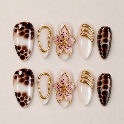 Exquisites Kunstnagelset mit Glamourösen Akzenten Brehn