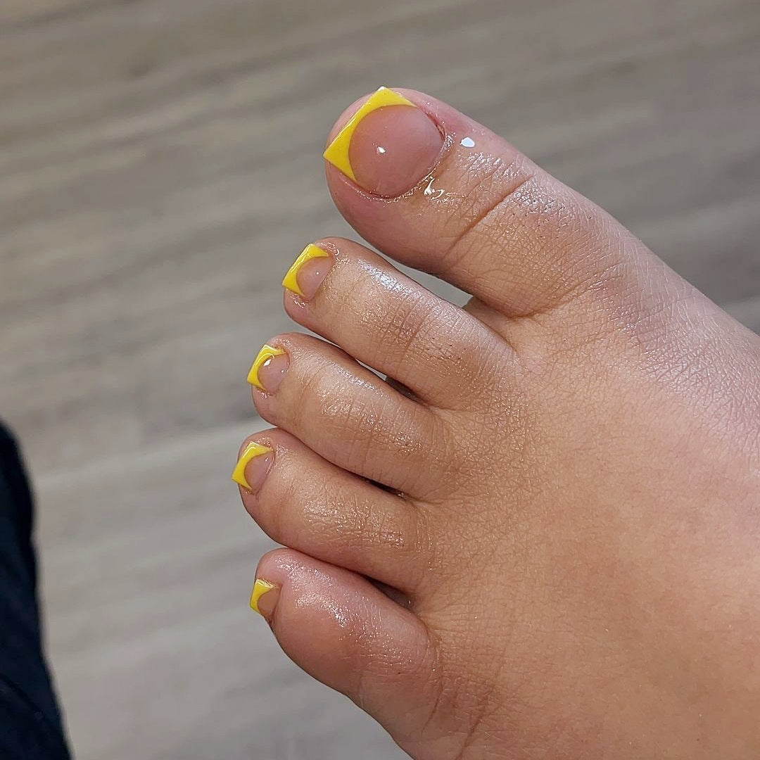 Kunstnagelset für Pediküre mit elegantem French Design und modernen Akzenten Brehn