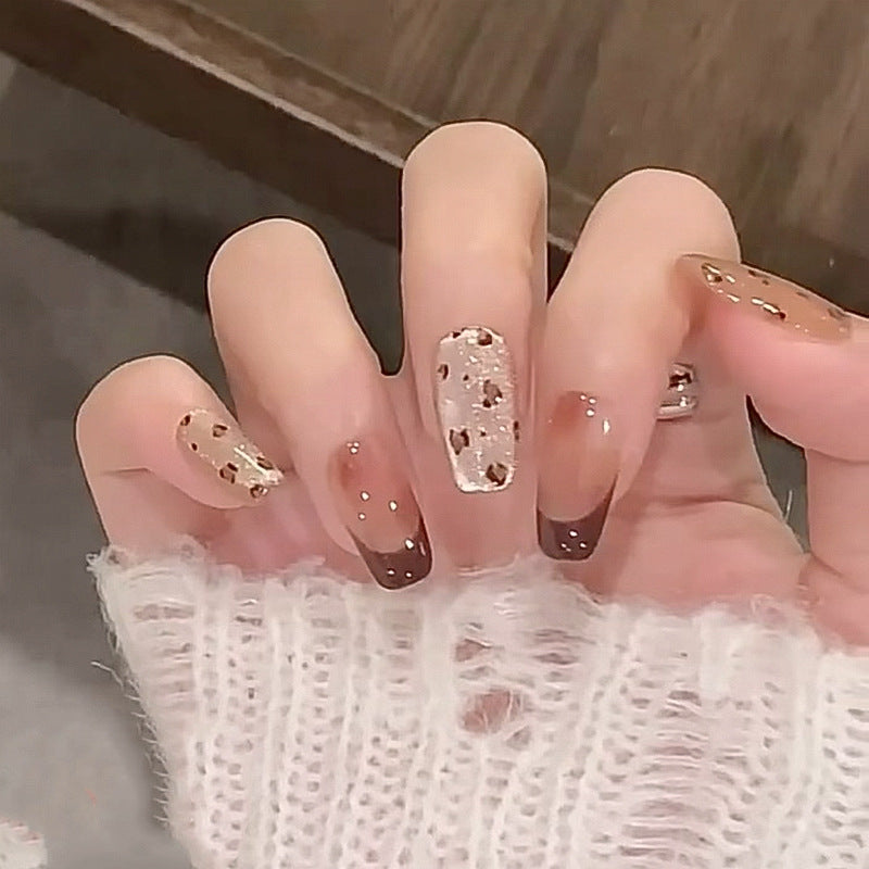 Kunstvolle Nagelverlängerungen mit elegantem Glitzer-Design Brehn