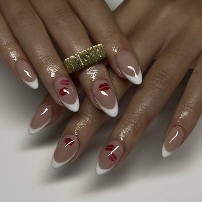 Kunstvolle Nagelverlängerungen mit glamourösem Lippen-Design Brehn