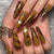 Kunstvolle Nagelkunst mit Glitter- und Blätterdesign Brehn