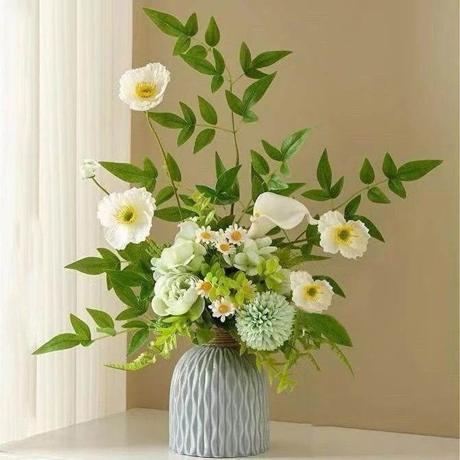 Lebensechte Blumenarrangement mit dekorativer Vase