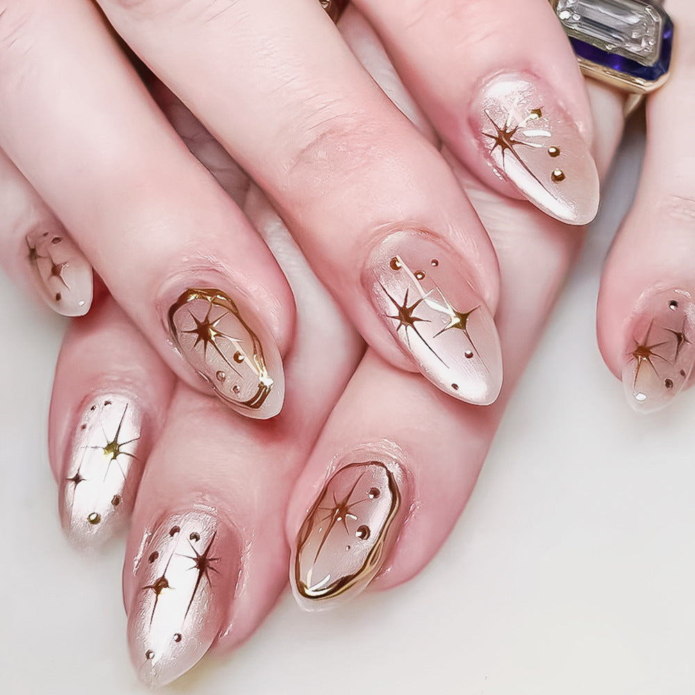 Glamouröse Gel-Nagelkunst mit goldenen Akzenten Brehn
