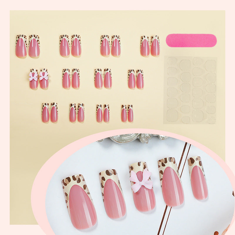 Kunstnagelset mit eleganten Leopardenakzenten und Schleifenverzierungen Brehn